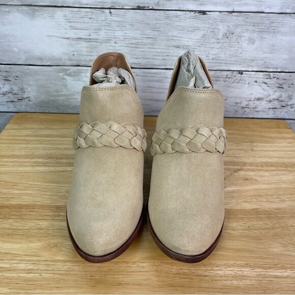 Kaanas Ra Almond Bootie Size 6 - Picture 3 of 5